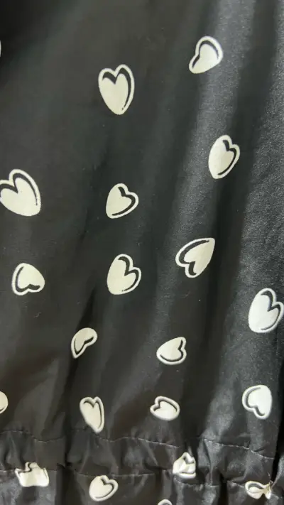 Parka negra con estampado de corazones para mujer - miniatura 4