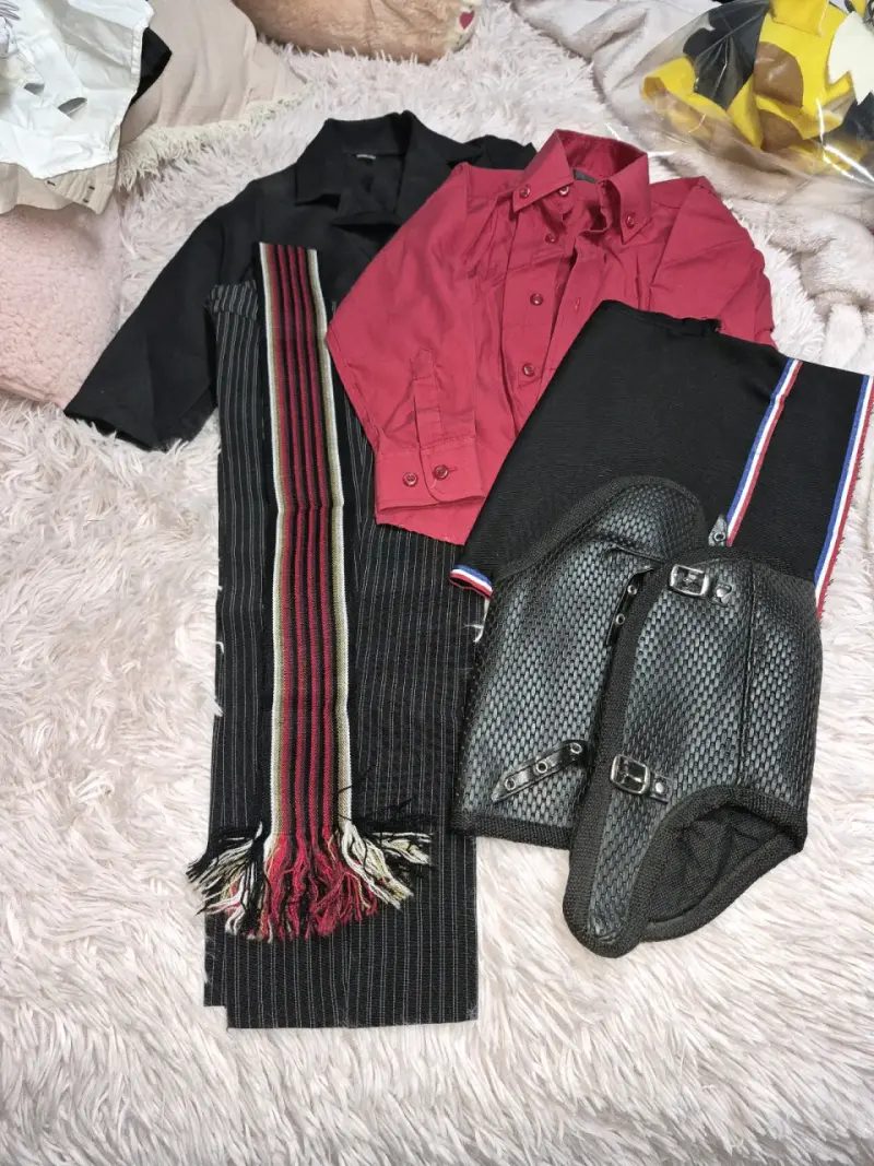 Conjunto de ropa tradicional con botas - 1