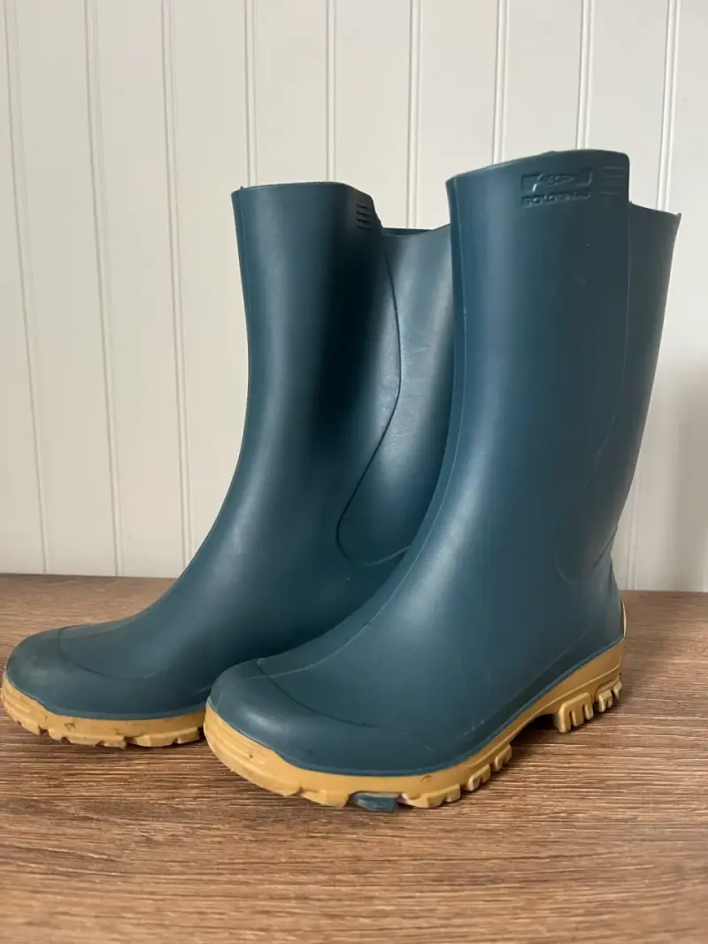 Botas de goma impermeables para lluvia.