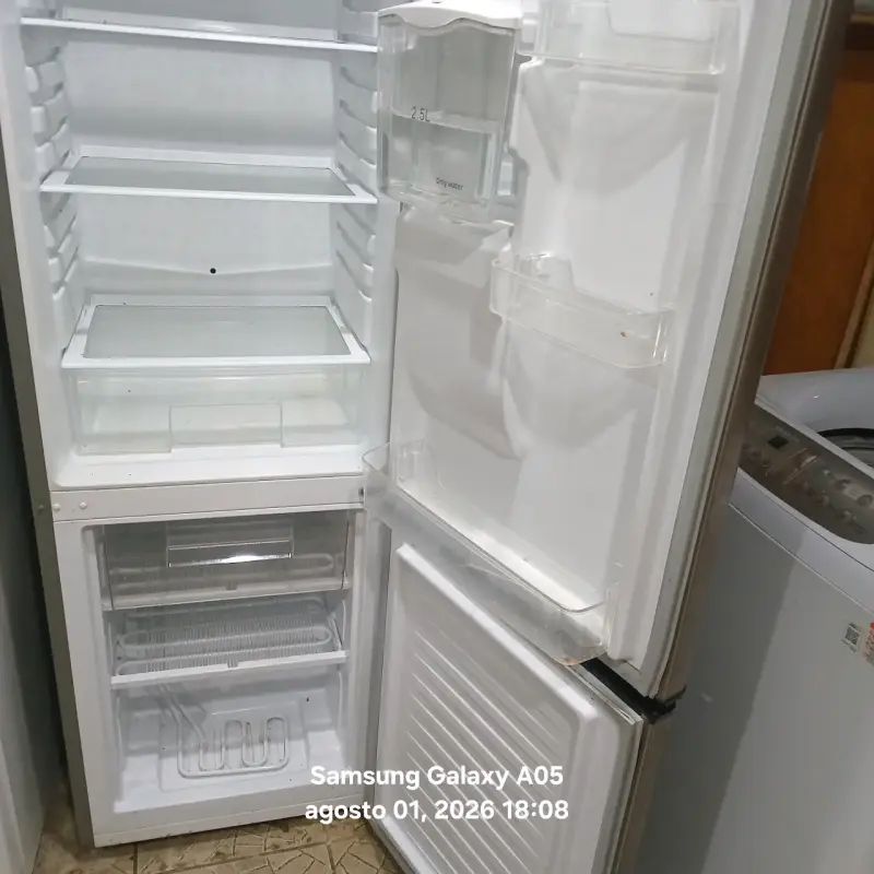 Refrigerador de dos puertas en buen estado - 1