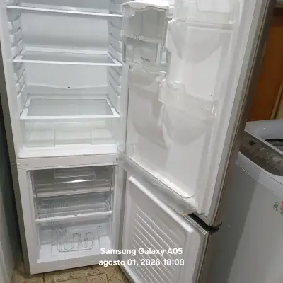 Refrigerador de dos puertas en buen estado - miniatura 1