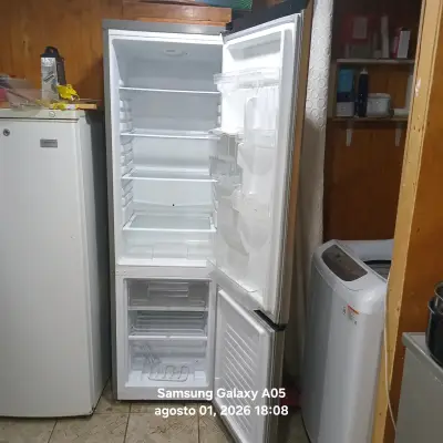 Refrigerador de dos puertas en buen estado - miniatura 2