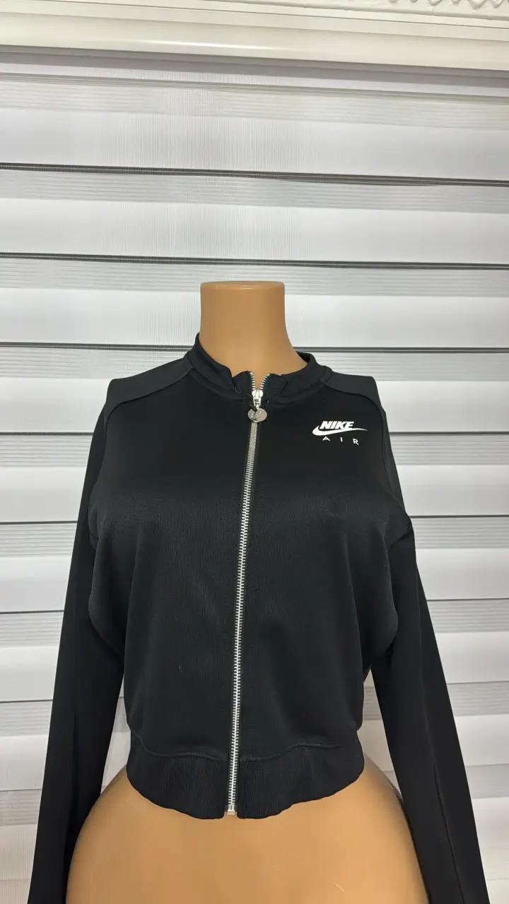 Chaqueta deportiva negra Nike talla M - 1