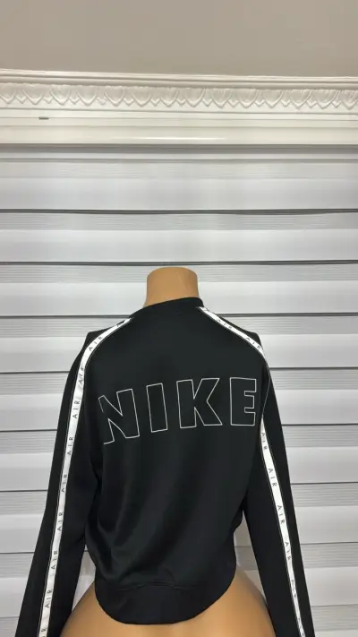 Chaqueta deportiva negra Nike talla M - miniatura 2