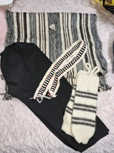 Conjunto de ropa tradicional chilena con gorro y calcetas - miniatura 1