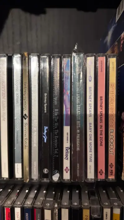 Colección de CDs y vinilos de Britney Spears - miniatura 1