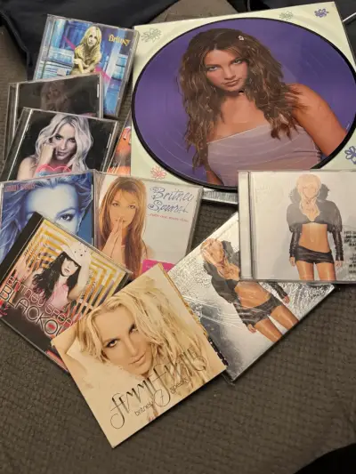 Colección de CDs y vinilos de Britney Spears - miniatura 2