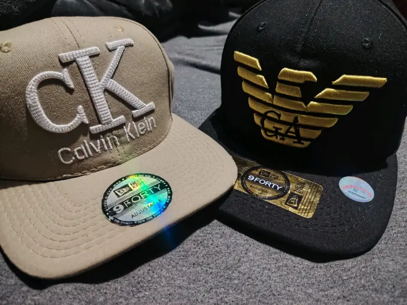 Gorras Calvin Klein y Armani Exchange 9FORTY
