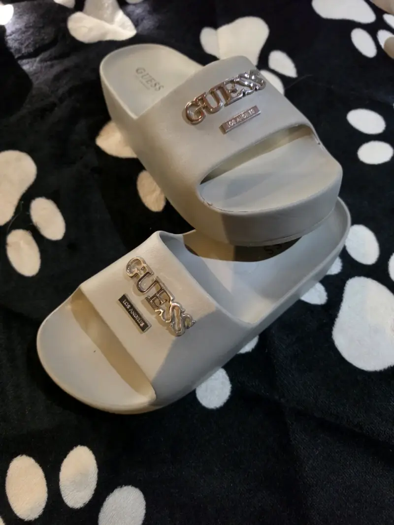 Sandalias Guess grises, logo metálico iconico