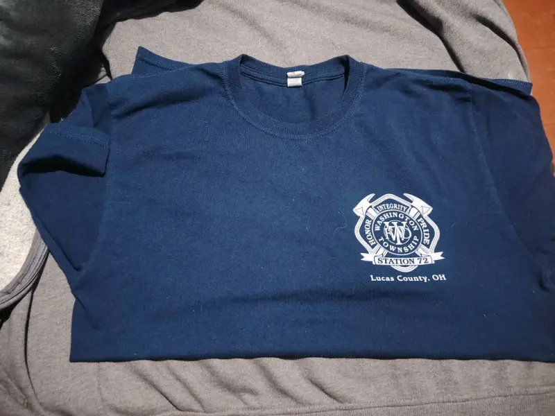 Polera azul con logo de bomberos