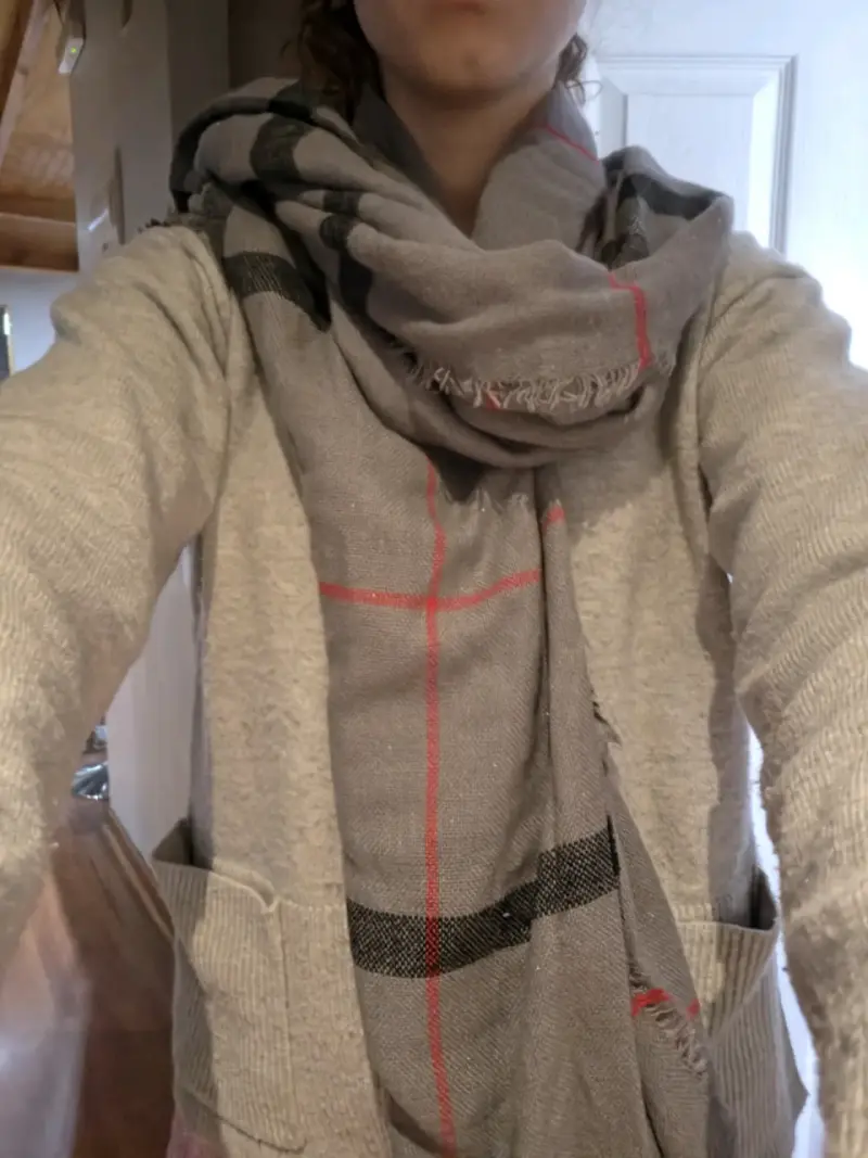Bufanda de lana gris con diseño a cuadros - 1