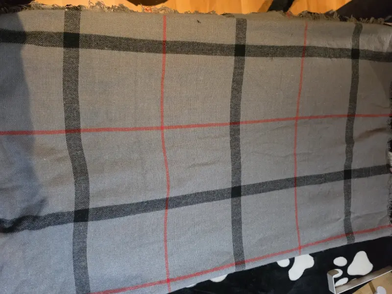Bufanda de lana gris con diseño a cuadros - 3