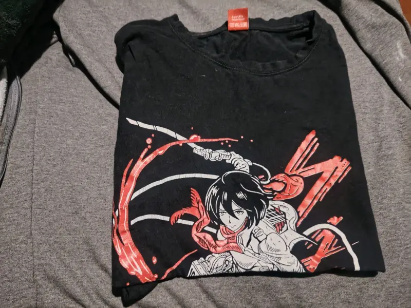 Polera negra con diseño de anime
