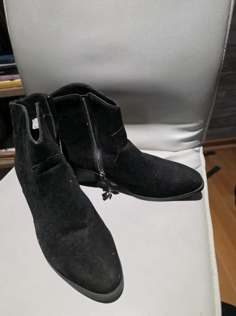 Botines 'MNL' negros de gamuza con cierre lateral