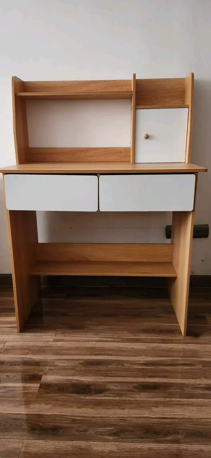 Escritorio de madera con estantes y cajones - 1
