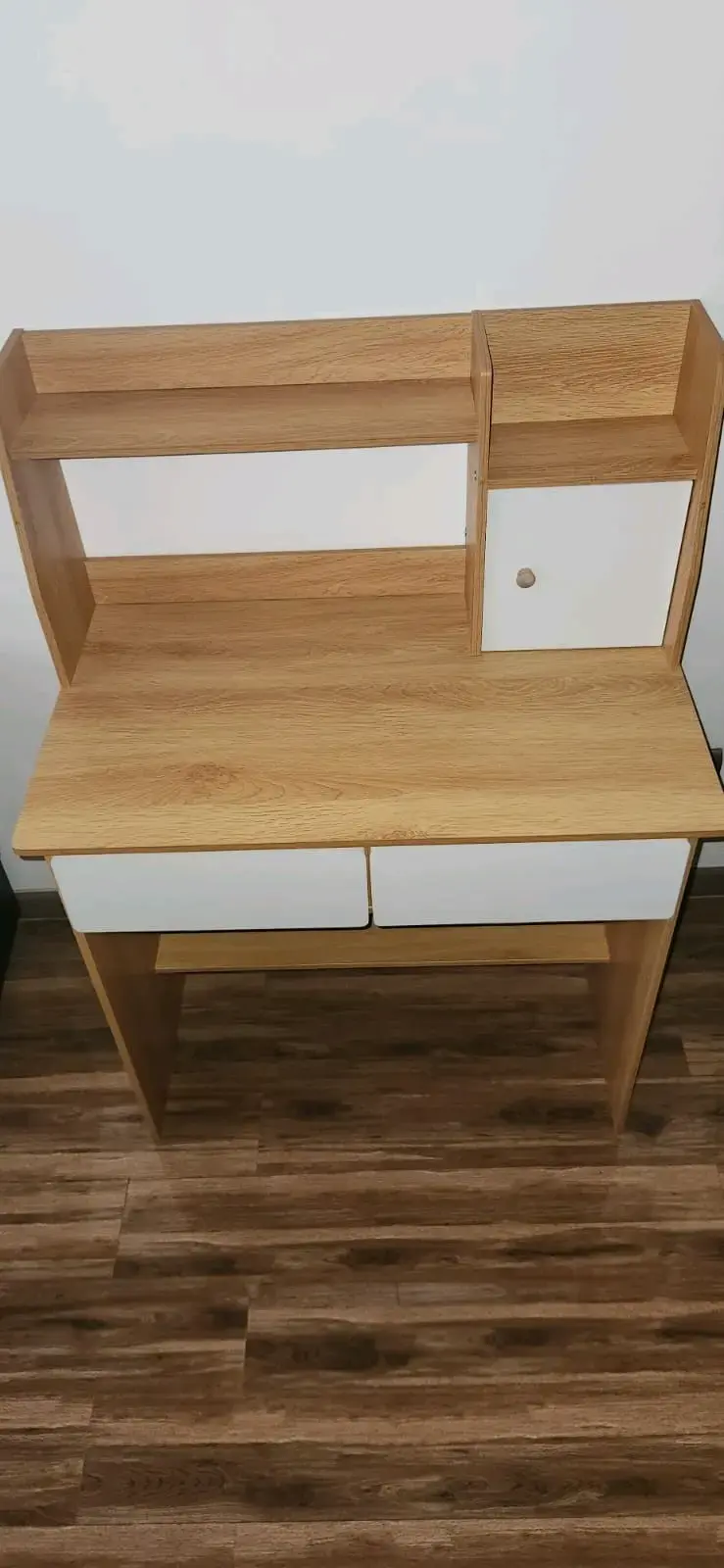 Escritorio de madera con estantes y cajones - 2