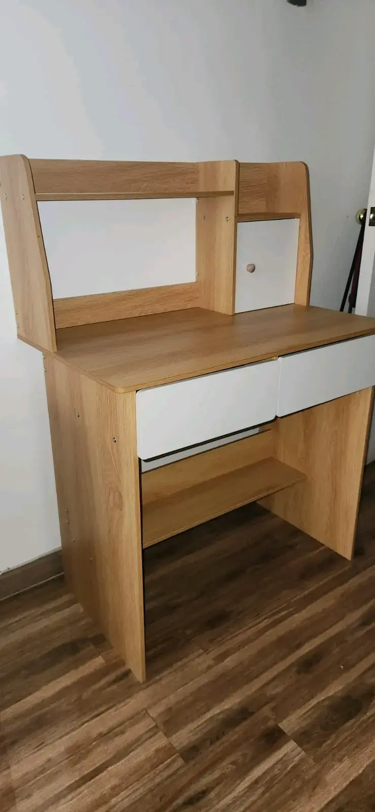 Escritorio de madera con estantes y cajones - 3