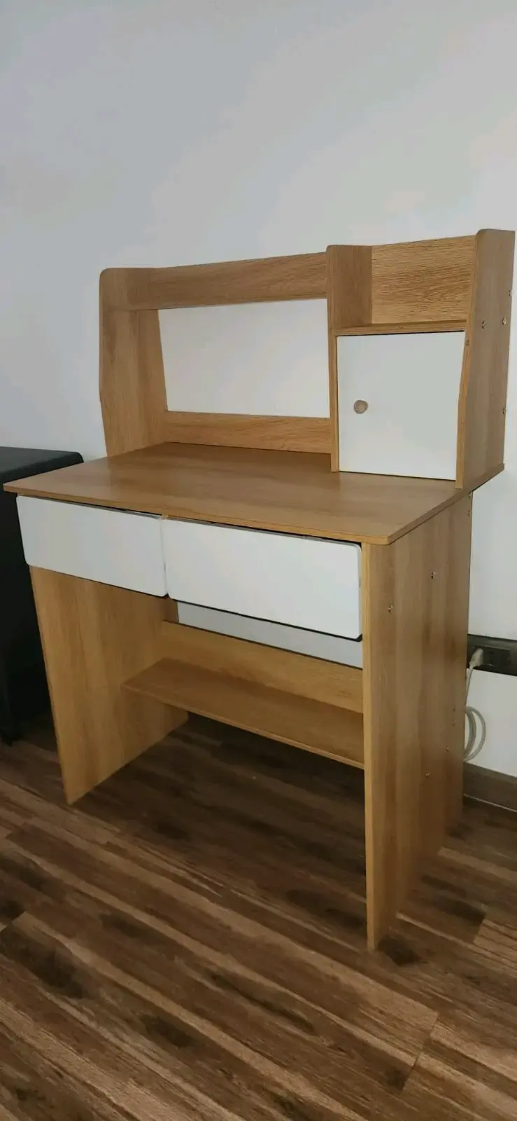 Escritorio de madera con estantes y cajones - 4