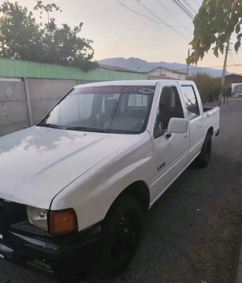 Camioneta Chevrolet LUV blanca en buen estado