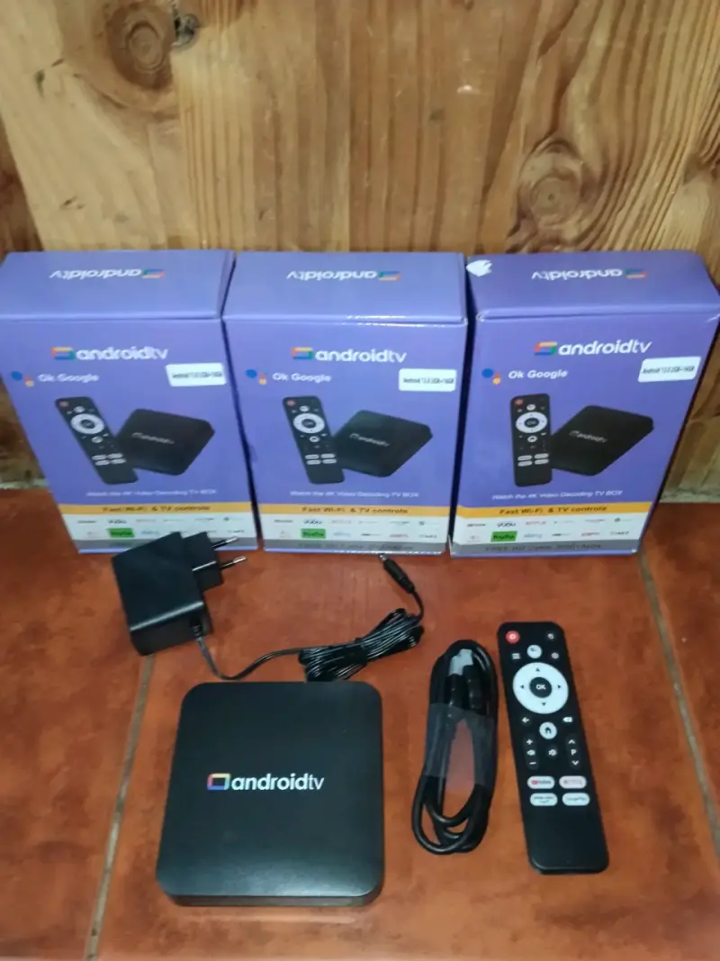 Caja Android TV con control remoto y cables