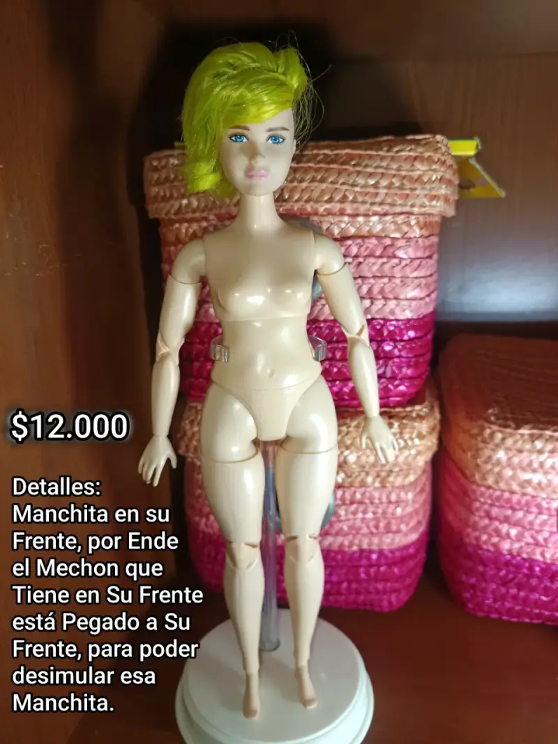 Muñeca articulada con cabello verde - 1