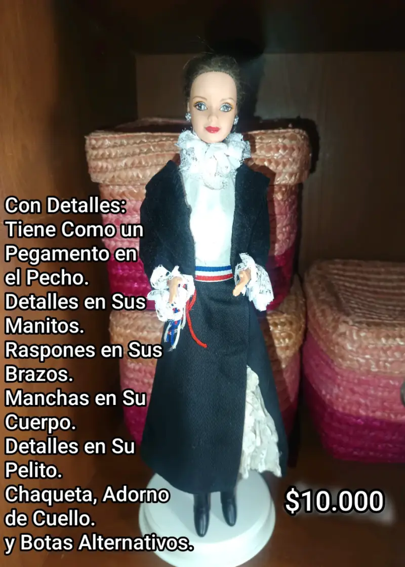 Muñeca de colección con detalles y accesorios - 1