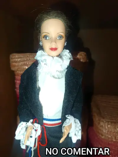 Muñeca de colección con detalles y accesorios - miniatura 2