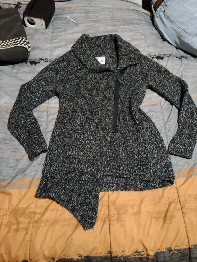 Chaleco gris con cierre asimétrico para mujer - miniatura 2