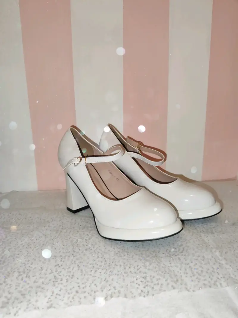 Zapatos de tacón blancos con correa - 1