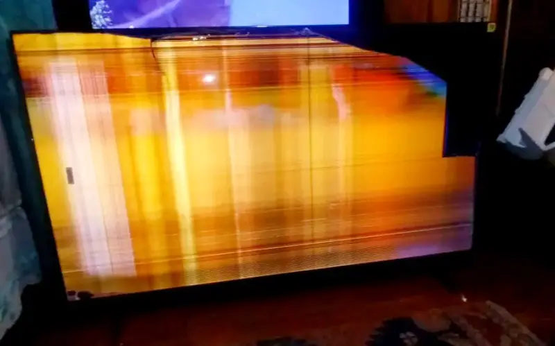 Televisor Hisense 75U6ESV con pantalla dañada