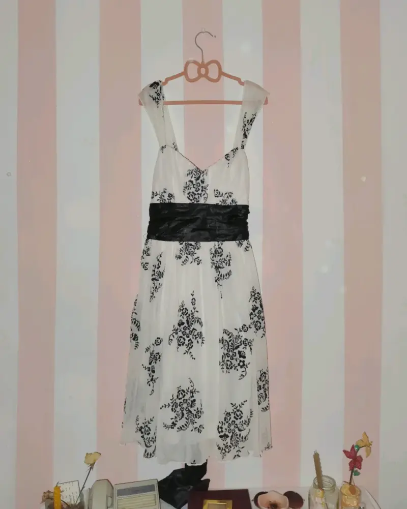 Vestido de fiesta blanco y negro con lazo