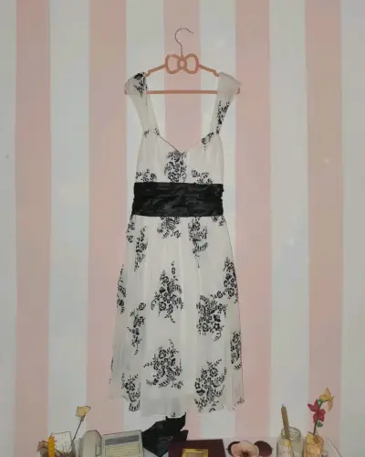 Vestido de fiesta blanco y negro con lazo - miniatura 1