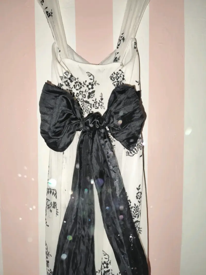 Vestido de fiesta blanco y negro con lazo - 3