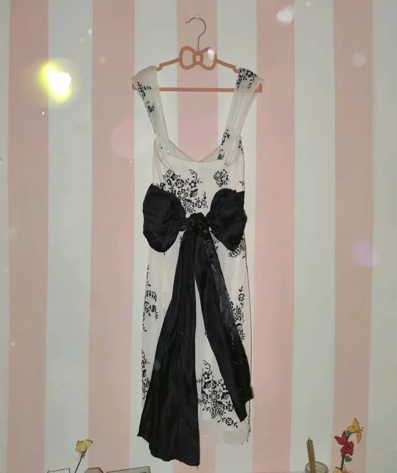 Vestido de fiesta blanco y negro con lazo - 4