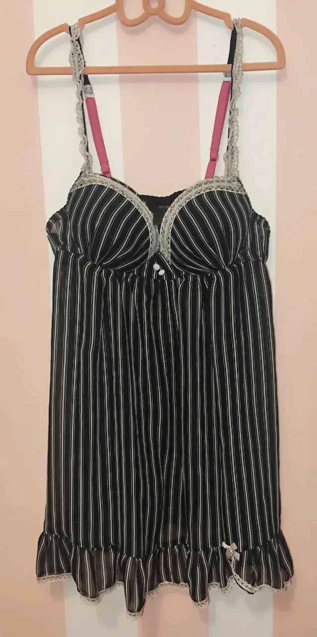 Camisón de rayas negro con encaje