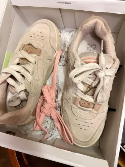 Zapatillas deportivas beige con diseño único - miniatura 1
