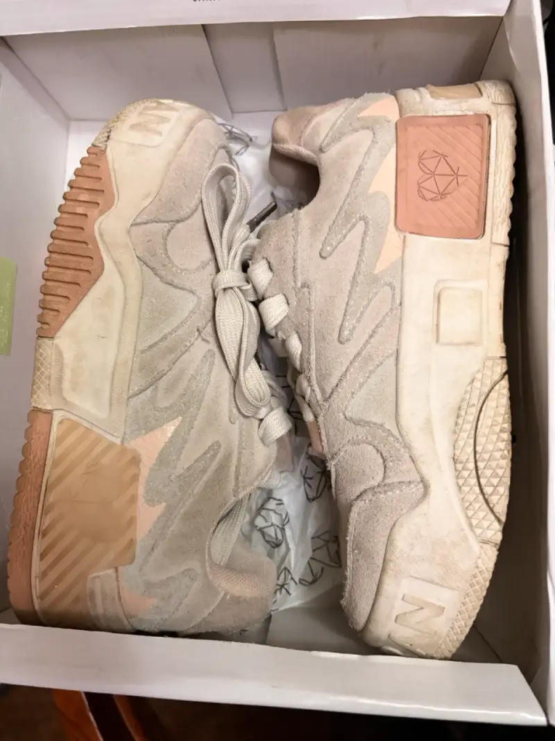 Zapatillas deportivas beige con diseño único - 2
