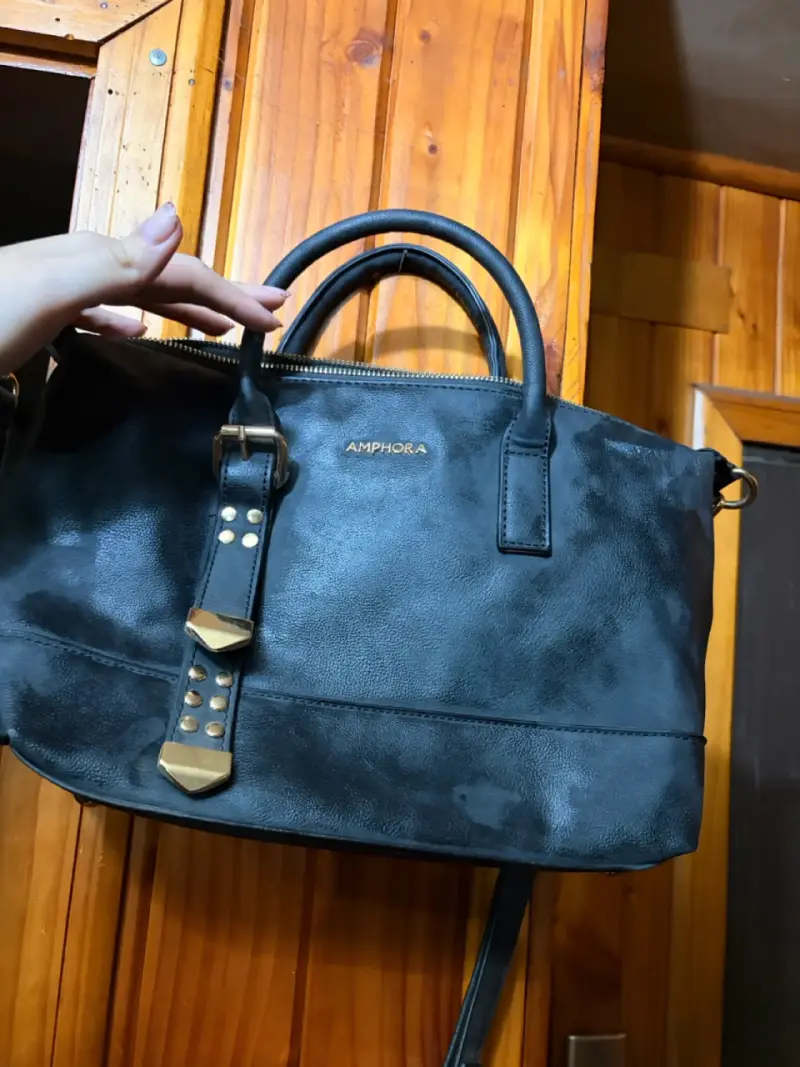 Bolso negro de cuero Amphora con detalles dorados