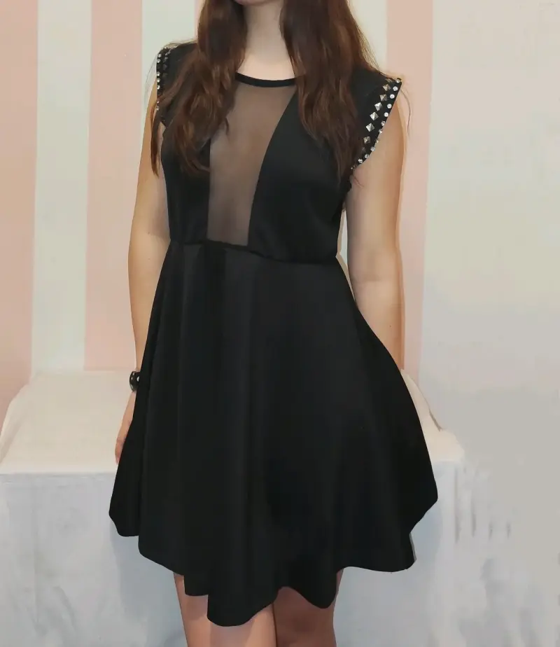 Vestido negro con malla y tachas
