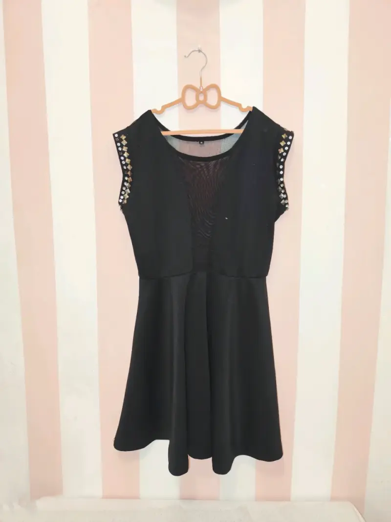 Vestido negro con malla y tachas - 2
