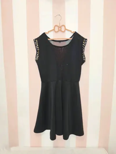 Vestido negro con malla y tachas - miniatura 2