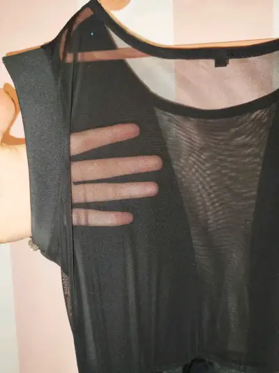 Vestido negro con malla y tachas - miniatura 3