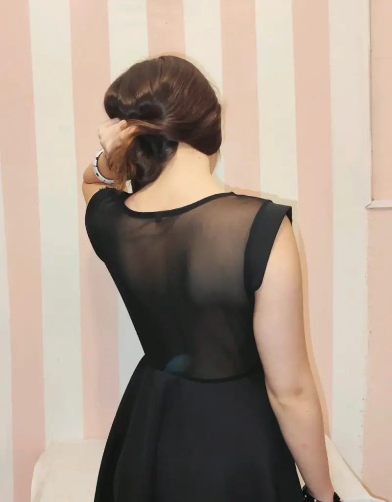Vestido negro con malla y tachas - 4