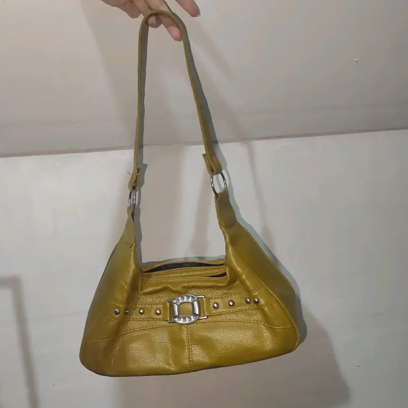 Cartera verde con hebilla decorativa
