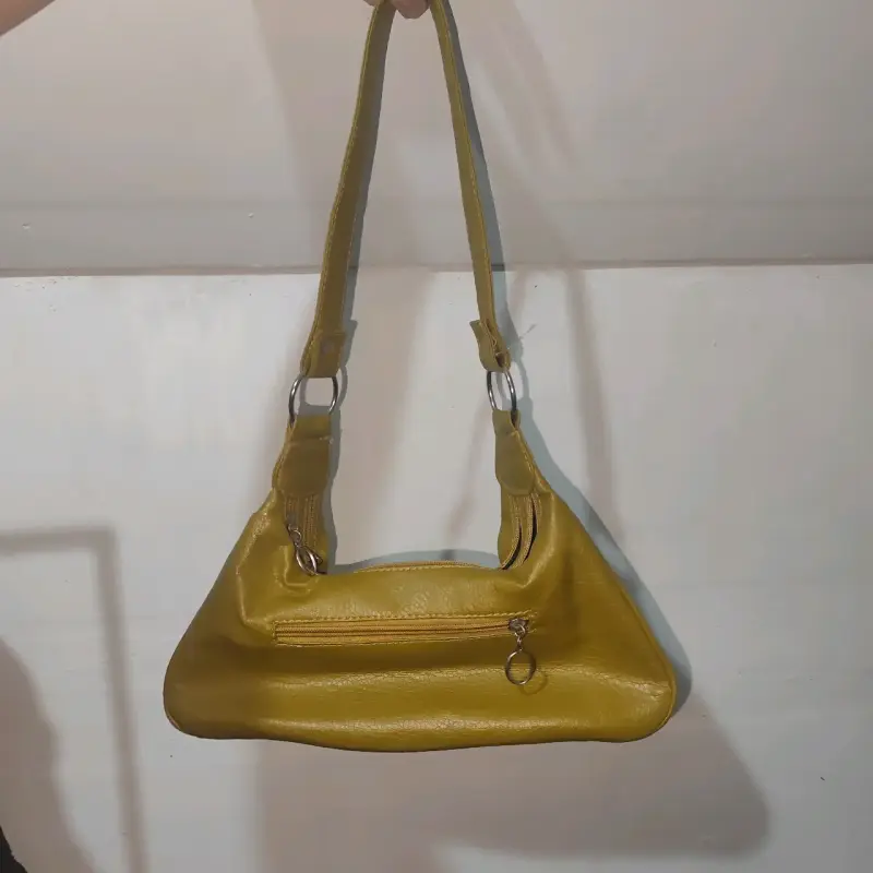 Cartera verde con hebilla decorativa - 2
