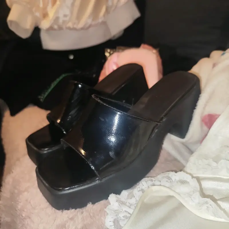 Sandalias de tacón alto negras para mujer
