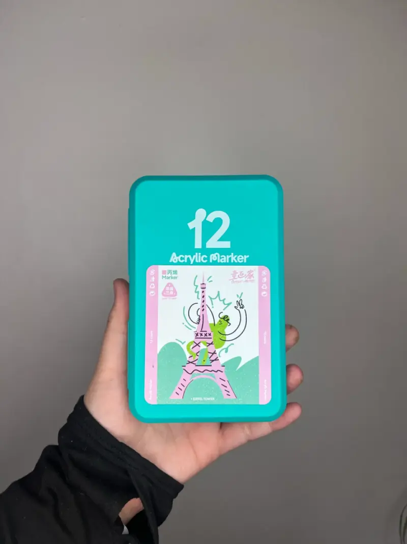 Set de 12 marcadores acrílicos en caja