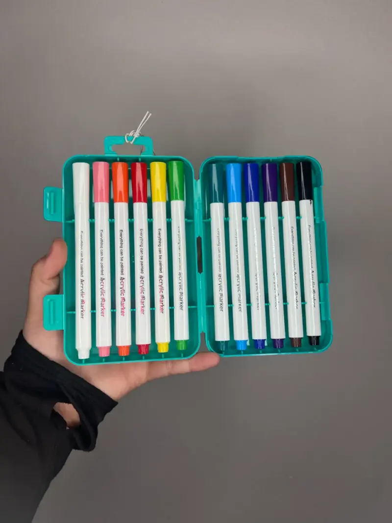 Set de 12 marcadores acrílicos en caja - 2