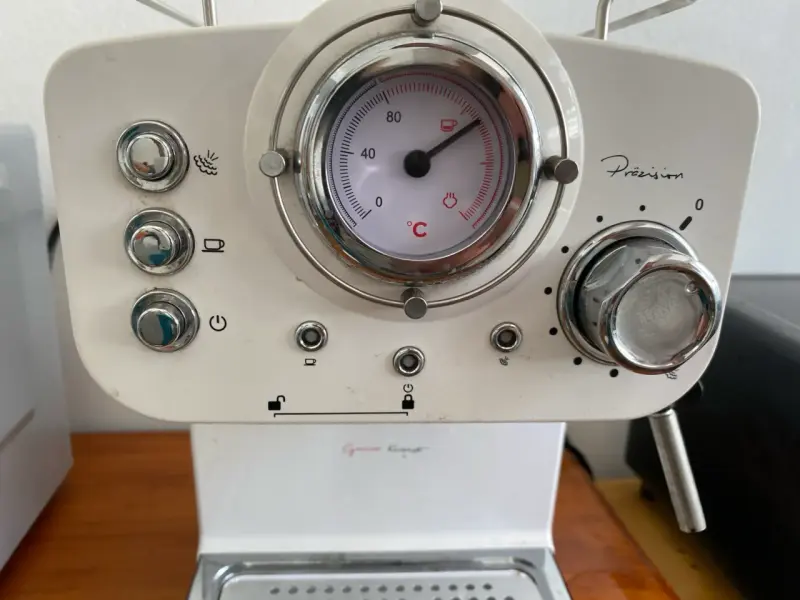 Cafetera espresso blanca con manómetro