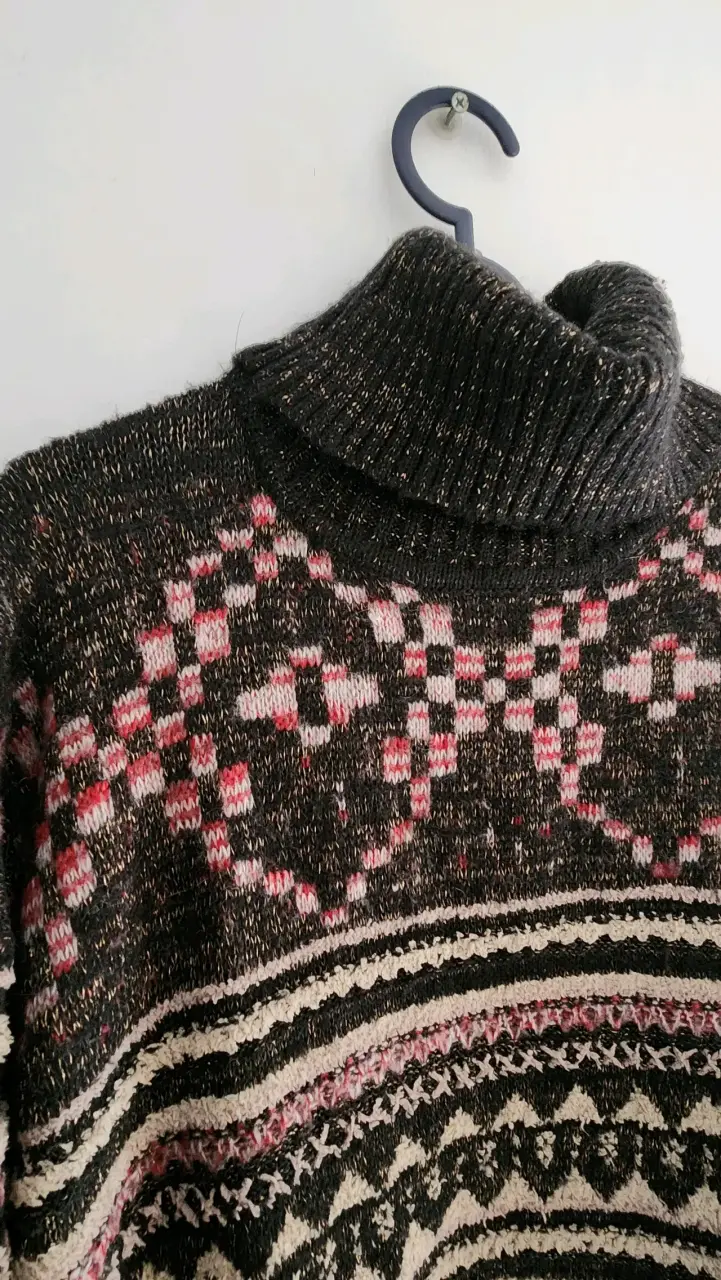 Suéter de lana con cuello alto y diseño geométrico - 3